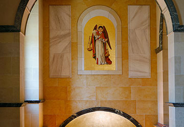 Décors fausses-pierres, faux marbre et Archange Michel peint sur fond doré